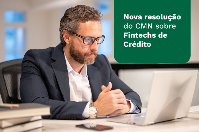 Homem olhando para um computador com o título Nova resolução do CMN sobre Fintechs de Crédito