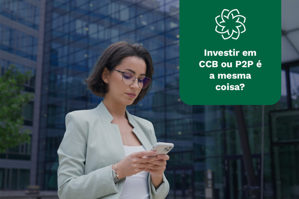 Mulher mexendo no celular enquanto anda na frente de um prédio espelhado ao lado do texto "investir em CCB ou P2P é a mesma coisa?"