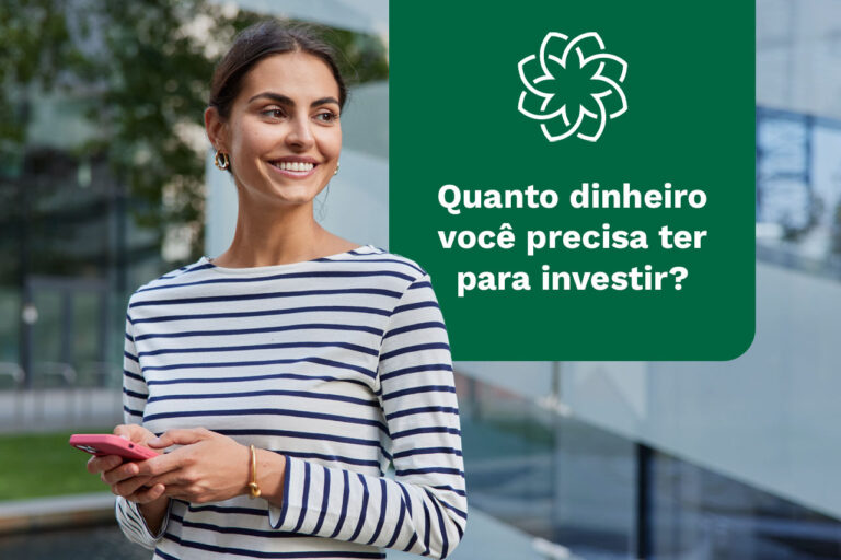 Mulher sorrindo segurando um celular ao lado do texto "Quanto dinheiro você precisa ter para investir?"