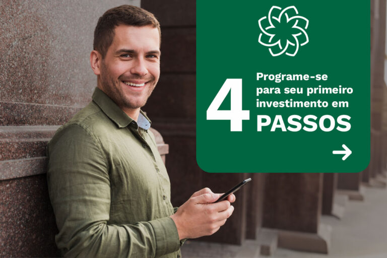 Um homem sorrindo e segurando celular olhando para a câmera ao lado de um texto que diz "prepare-se para seu primeiro investimento em 4 passos".